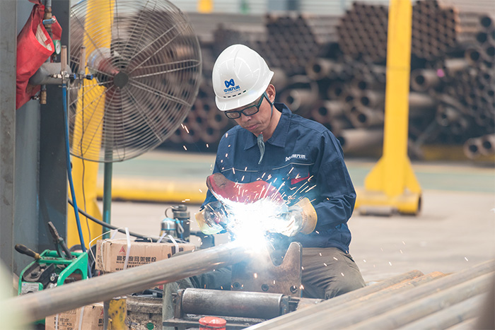 新密网架焊接车间